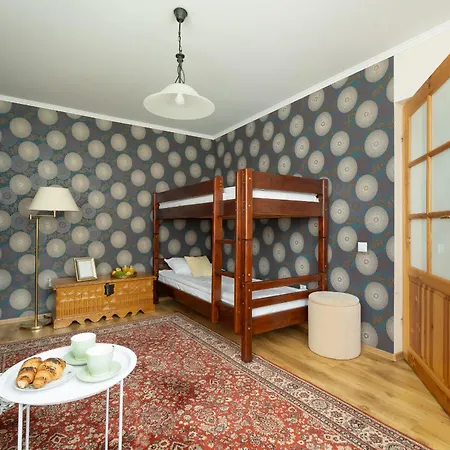 Atmospheric In A Mountain By Renters *
